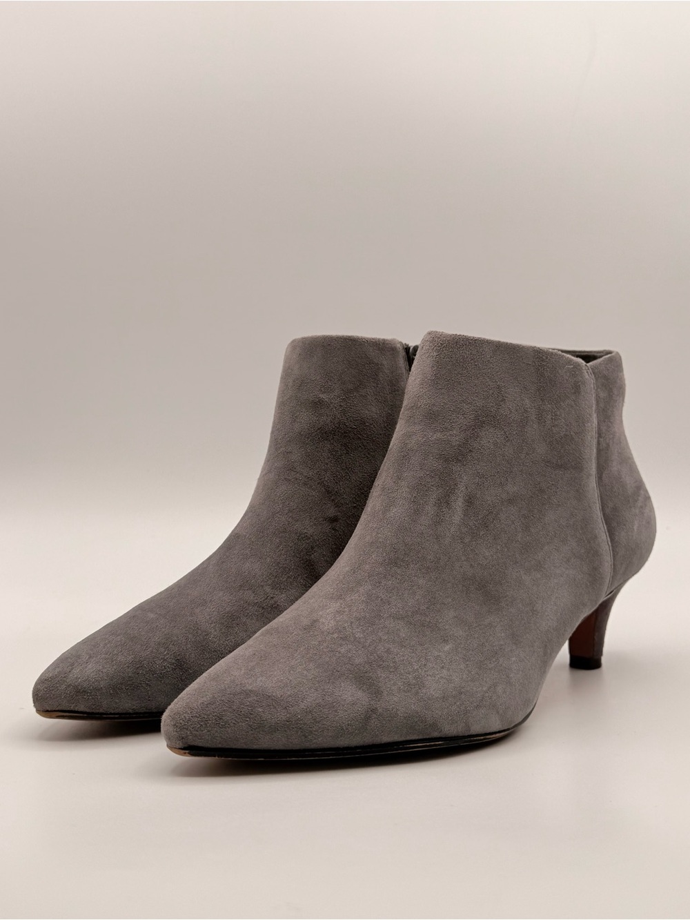 COLLECTIONS BY CLARKS Gray Suede Pointed Toe Kitten Heel Ankle Boots 10W